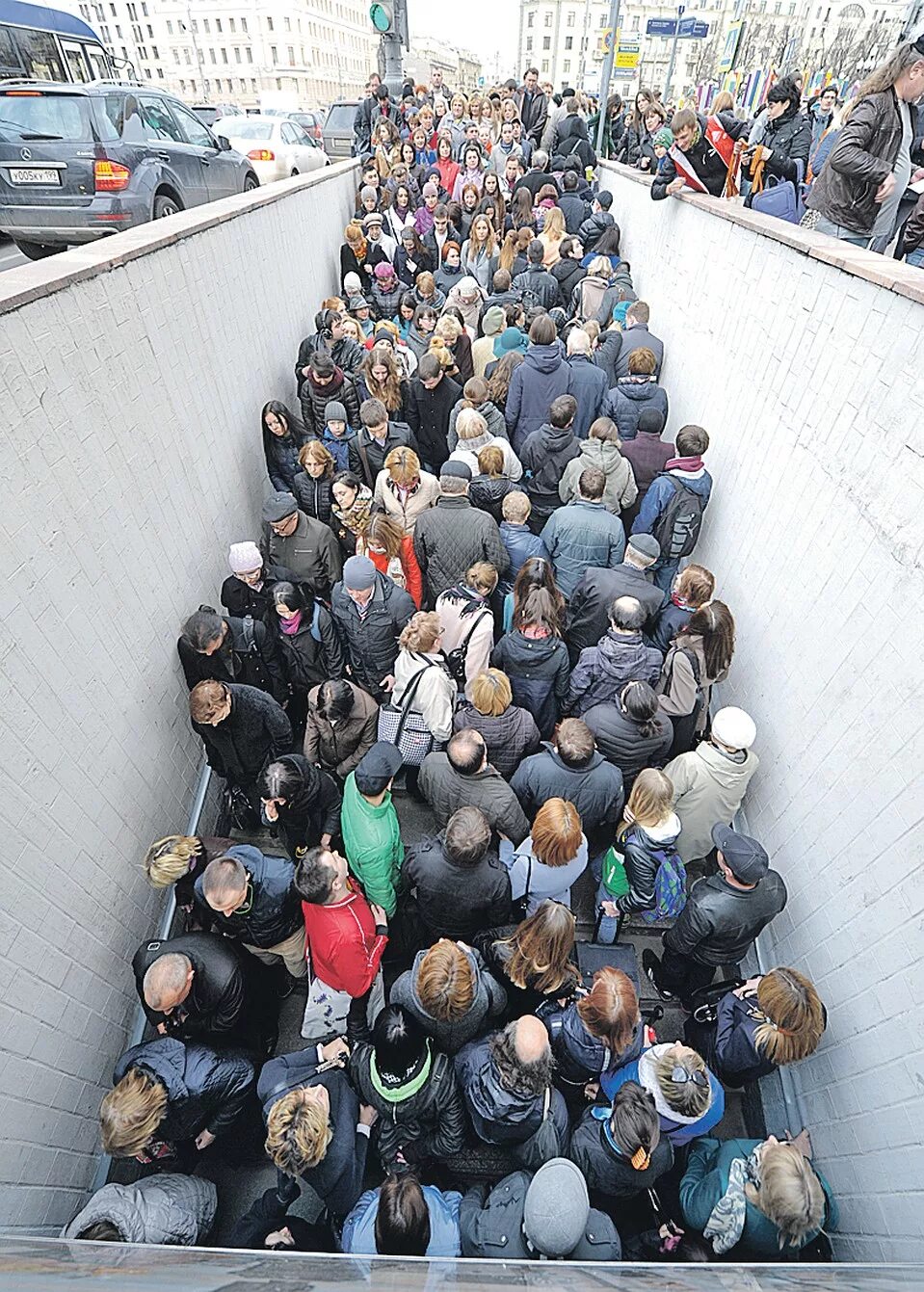 Людей стало много. Много людей в городе. Человек толпы. Толпа людей в Москве. Много людей на улице.