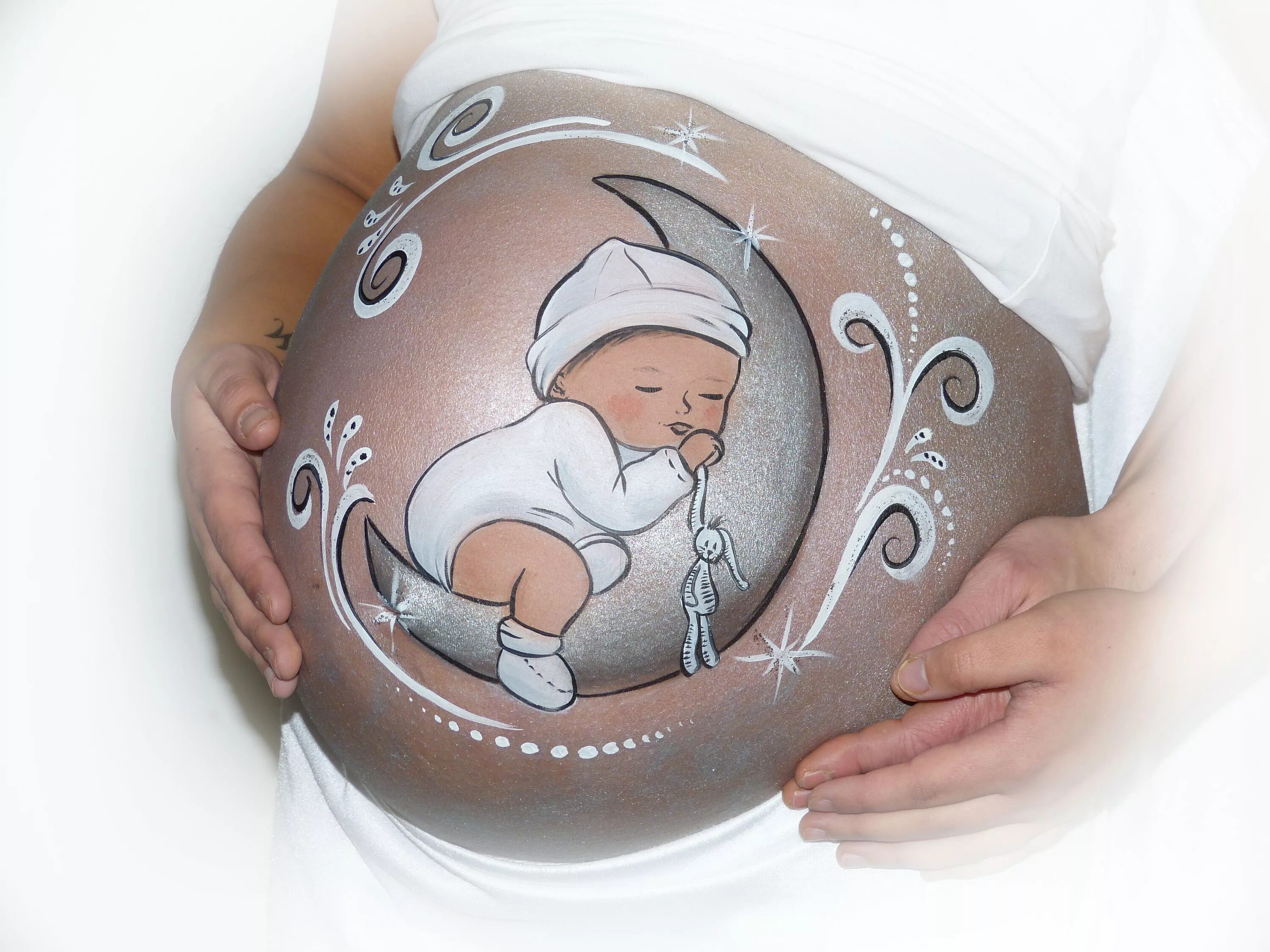 Музыка для малышей в животике. Разрисованные животики беременных. Рисование на животе беременных. Рисунки на животе у беременных. Рисунки на беременных животиках.