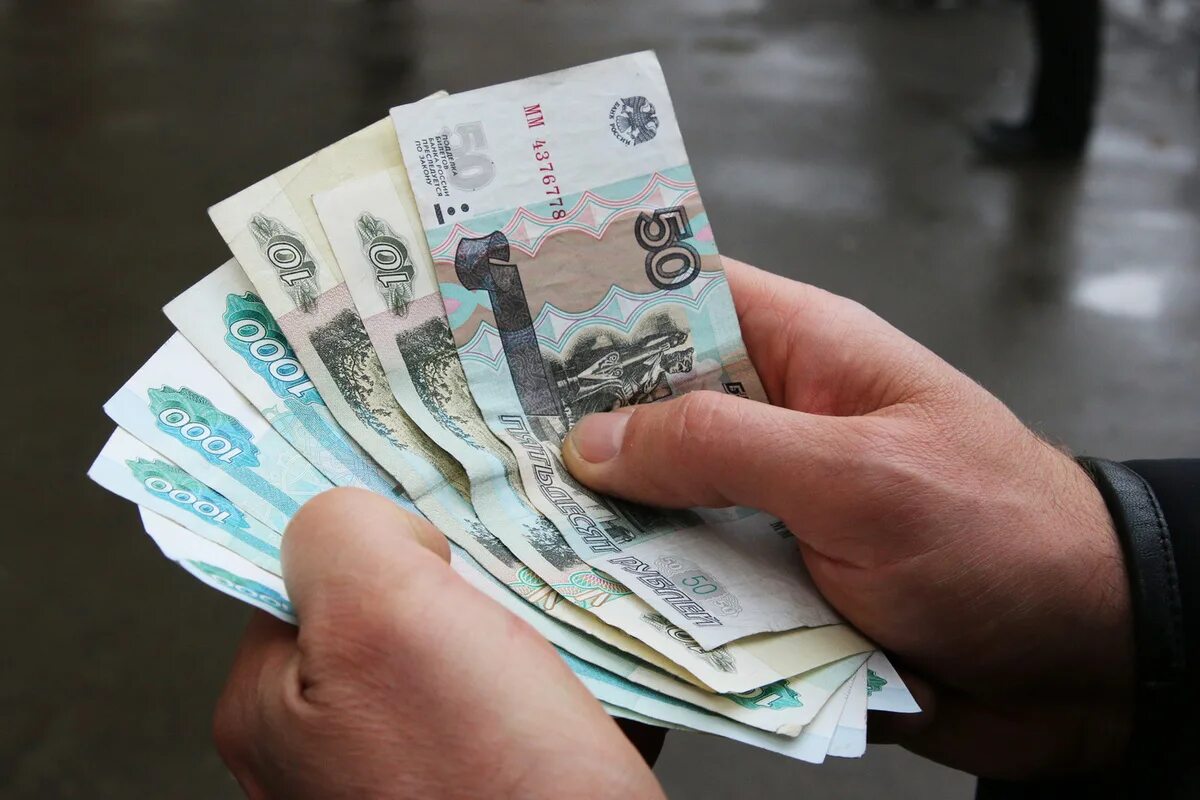 2023 наличными деньги. Деньги в руках. Зарплата деньги в руках. Сумма денег. Рубли зарплата рука.