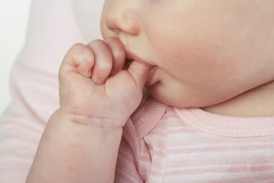 Рефлекс сосания. Сосательный рефлекс у младенца. Малыш с пальцем во рту. Сосание пальца. Сосание пальца у детей.