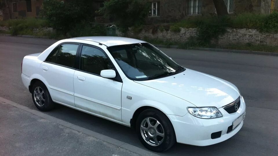 Куплю мазда фэмили. Mazda familia 2001. Mazda familia 2001 седан. Мазда Фэмили 2000. Мазда Фэмили 2001 год.