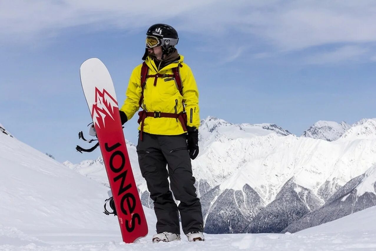 экипировка для горных лыж. горнолыжное снаряжение. архыз горнолыжный сезон 2022. горнолыжное снаряжение. зимний инвентарь.