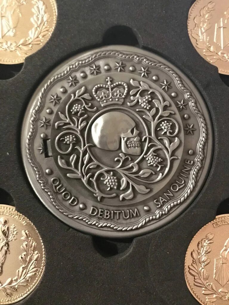 золотая монета континенталь джон уик. золотая монета континенталь джон уик. джон уик монеты. монета джона уика. джон уик монета долга.