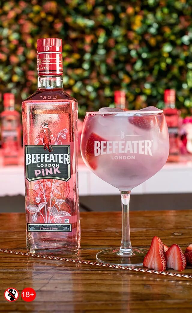 Beefeater Джин клубничный. Бифитер Джин розовый. Джин Бифитер с бокалом. Бифитер Пинк тоник коктейль.