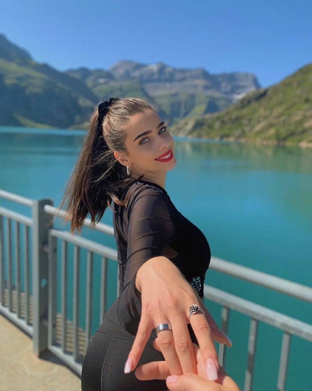 Swiss girls. Красивые швейцарские девушки. Швейцарцы внешность. Швейцарская девушка с флагом. Швейцарцы внешность женщины.