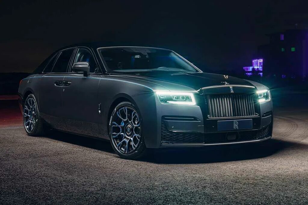 Rolls royce badge. Rolls Royce Ghost 2022. Rolls-Royce › Ghost 2022 черный. Rolls Royce Ghost Black badge 2022. Новый Роллс Ройс 2022.