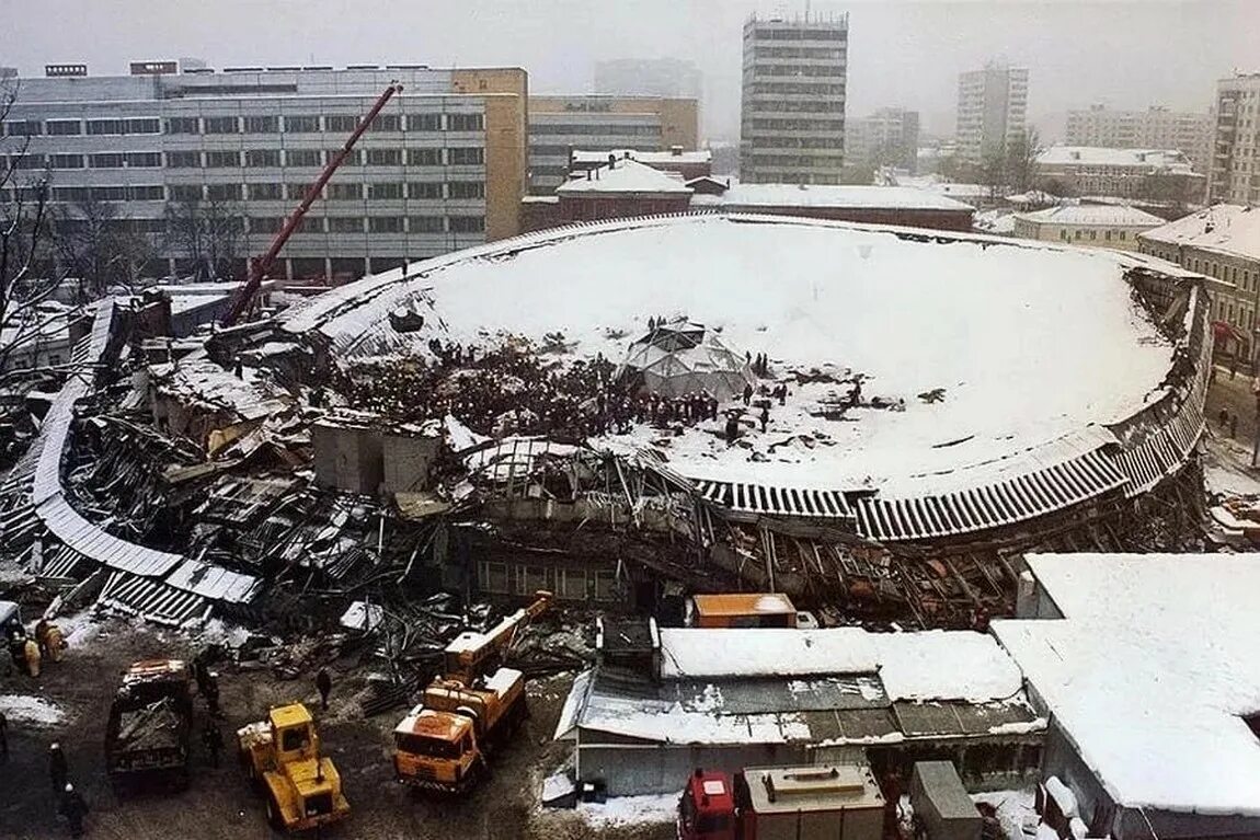 Обрушение кровли Басманного рынка в Москве - 23 февраля 2006 года. 2006 В Москве обрушился торговый комплекс «Басманный рынок». Басманный рынок обрушение. Обрушение кровли Басманного рынка в Москве. 1 декабря 2006 года