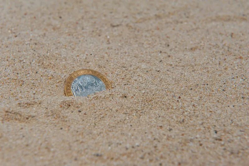 Монетка в песке. Sand монета. Монета в песке скилбокс. Красивые фото монеток на песке. К чему снится находка