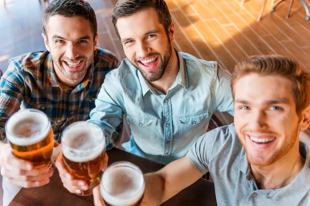 Три мужской. Друзья пьют пиво. Мужики пьют пиво. Друзья в баре с пивом. Мужчина пьет пиво.