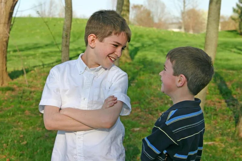 Где мальчики есть. Два мальчика беседуют. Разговор двух школьников. Разговор мальчиков. Дети знакомятся друг с другом.