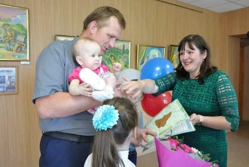 В самарской области родители. Многодетная семья из Первоуральска. Первоуральск многодетная семья Двинских. Многодетная семья кустовых Первоуральск. Родители года.