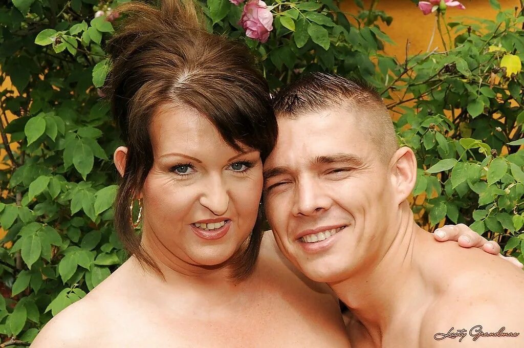 Дамы с юношами. Взрослая женщина и молодой человек. Молодые пацаны взрослая тетка. Старая женщина с молодым человеком. Amy goodhead british.