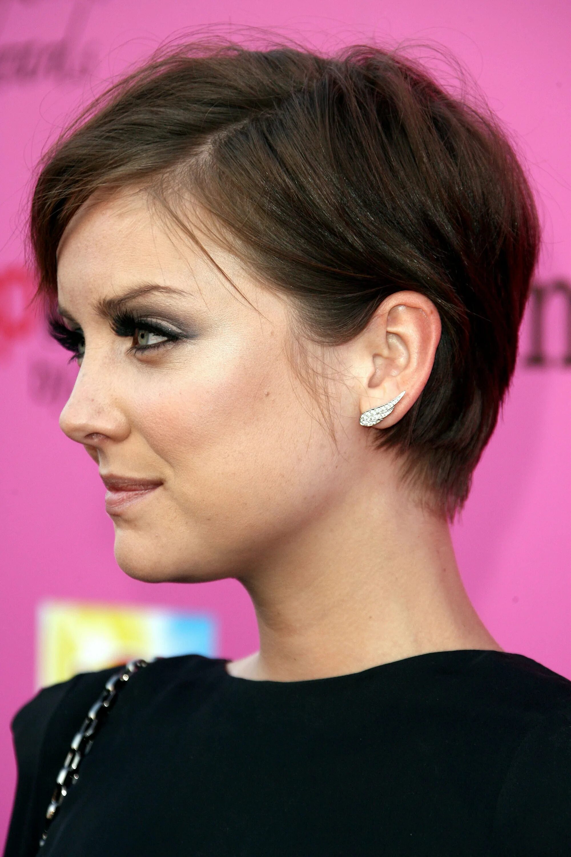 Тату за ухом. Волосы под уши. Короткие стрижки для девушек каре. Волосы под уши. Прическа хвост.