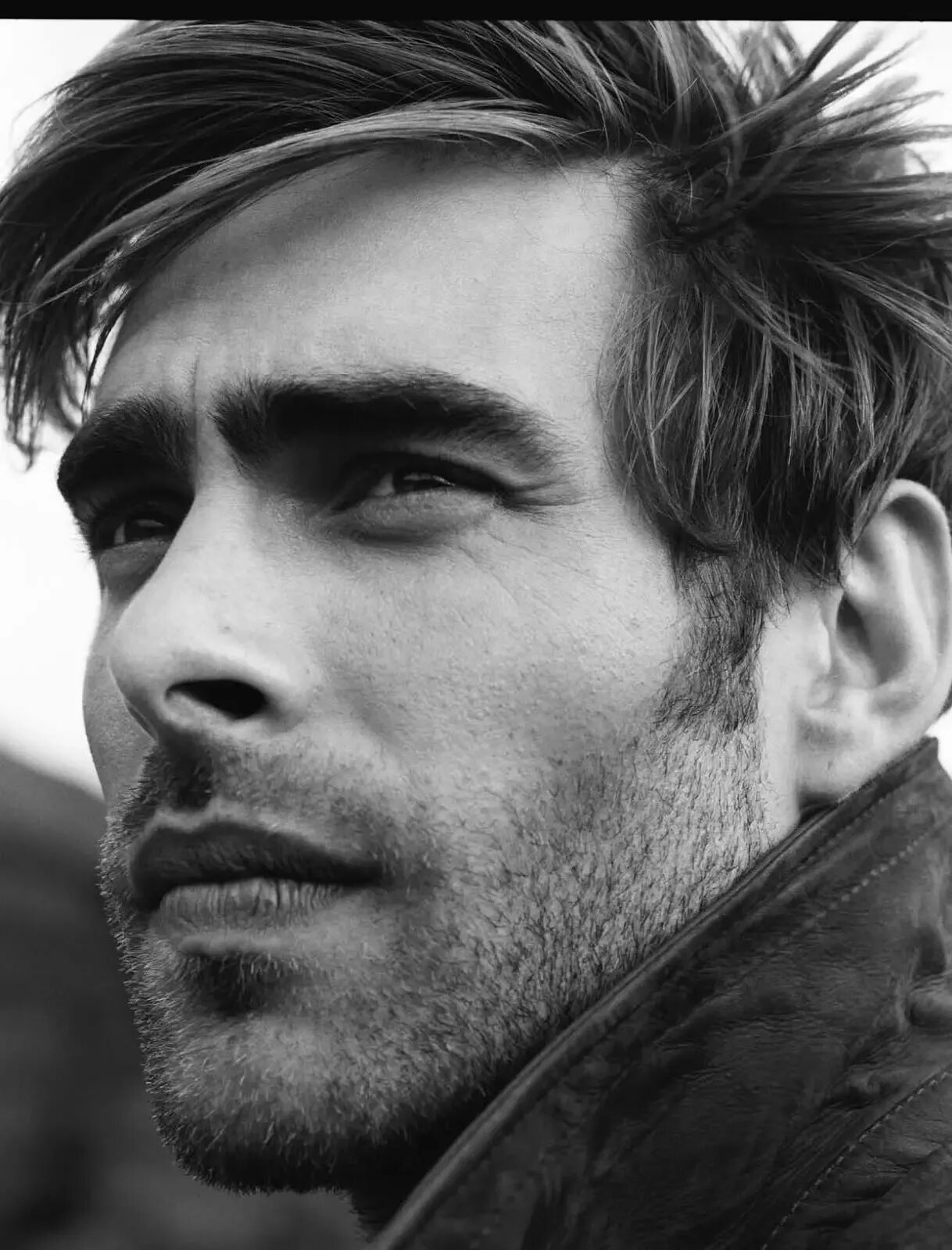 5 августа мужчина. Джон Картахена. Jon Kortajarena. Джон Картахена модель. Августовские мужчины.