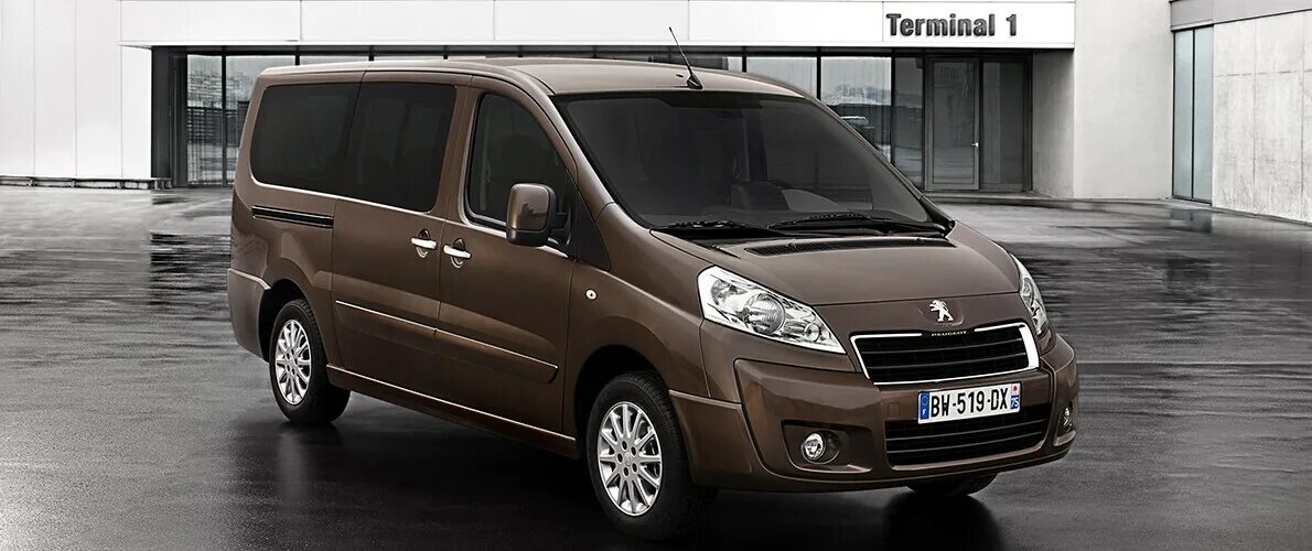 Peugeot expert ii. Пежо минивэн бу. Минивэн пежо травеллер 2021. Белый пежо микроавтобус. Peugeot traveller.