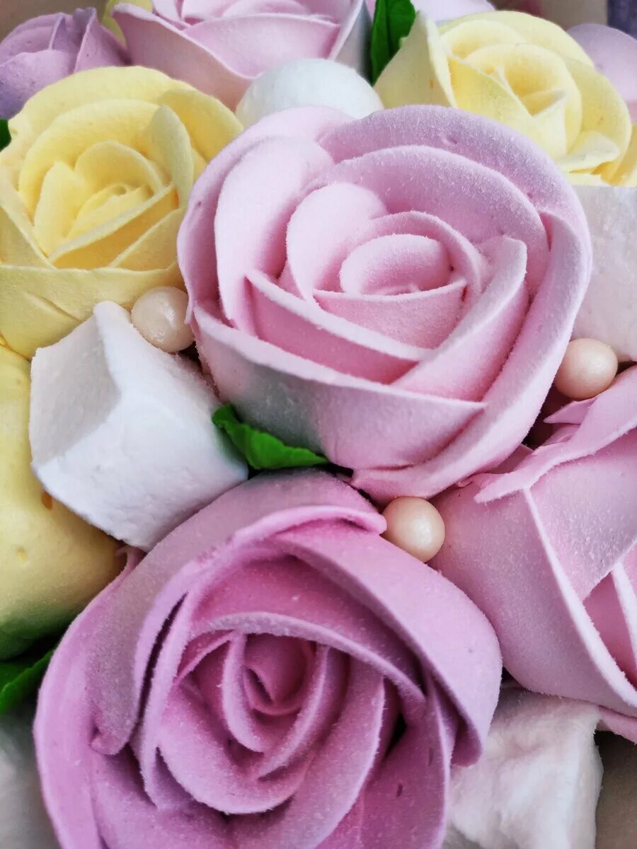 Букет роз из зефира. Как сделать розу из зефира. Розы из зефира. Зефирные пионы. Как сделать розу из зефира.
