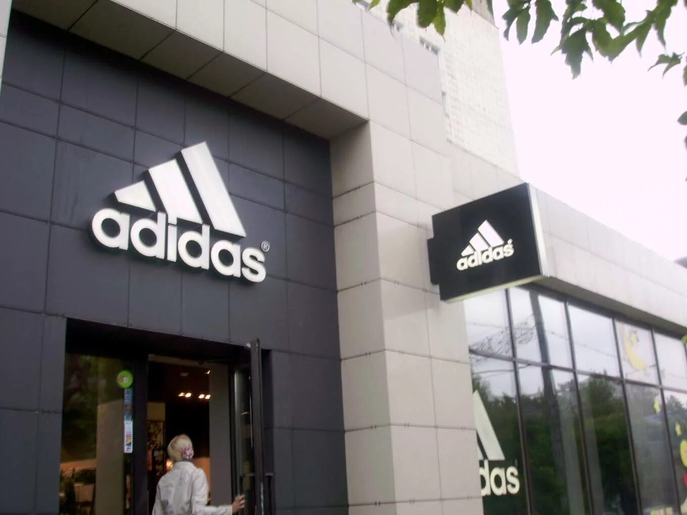 Адидас. Реклама магазина адидас. Магазин адидас. Адидас магазин вывеска. Adidas company