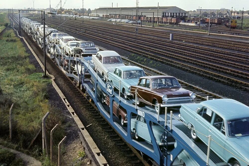 Перевозка автомобиля на поезде. ЖД автовоз. Поезд автовоз. Железнодорожный автовоз.