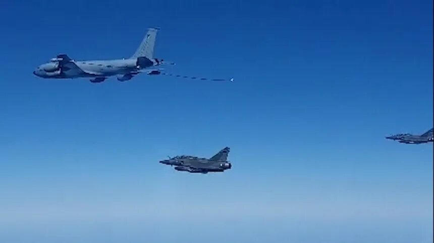 Вкс франции. Мираж-2000 самолет. Над черным морем летают американские самолеты. Перехват mirage 2000. Самолеты франции над черным морем.