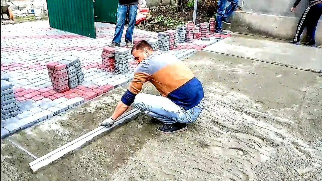 Разноцветная тротуарная плитка. Тротуарная плитка брук старый город. Плитка вибролитая старый город. Тротуарная плитка версаче. Укладка тротуарной плитки старую плитку.
