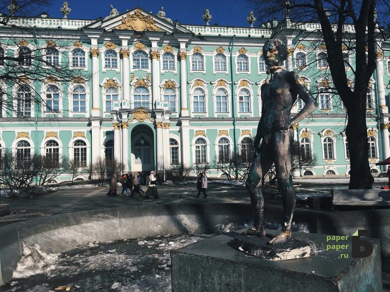 Что напротив эрмитажа. Питер эрмитаж фонтаны. фонтан у зимнего дворца спб. статуи зимнего дворца. статуя напротив зимнего дворца в спб.