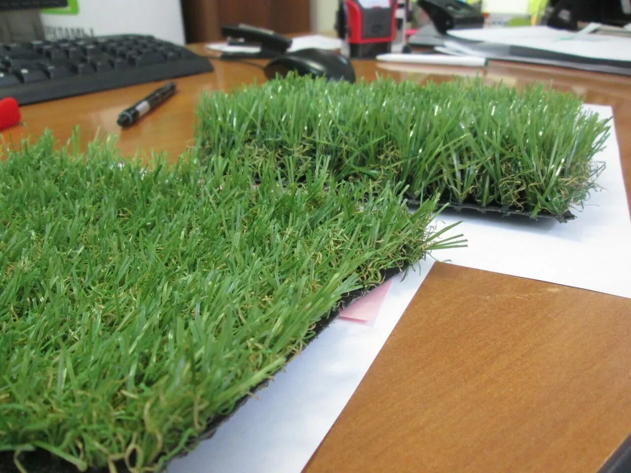 Искусственная зелень осока. Искусственная трава для поделок. Травка искусственная для поделок. Искусственная трава своими руками для поделки. Искусственная трава в интерьере.