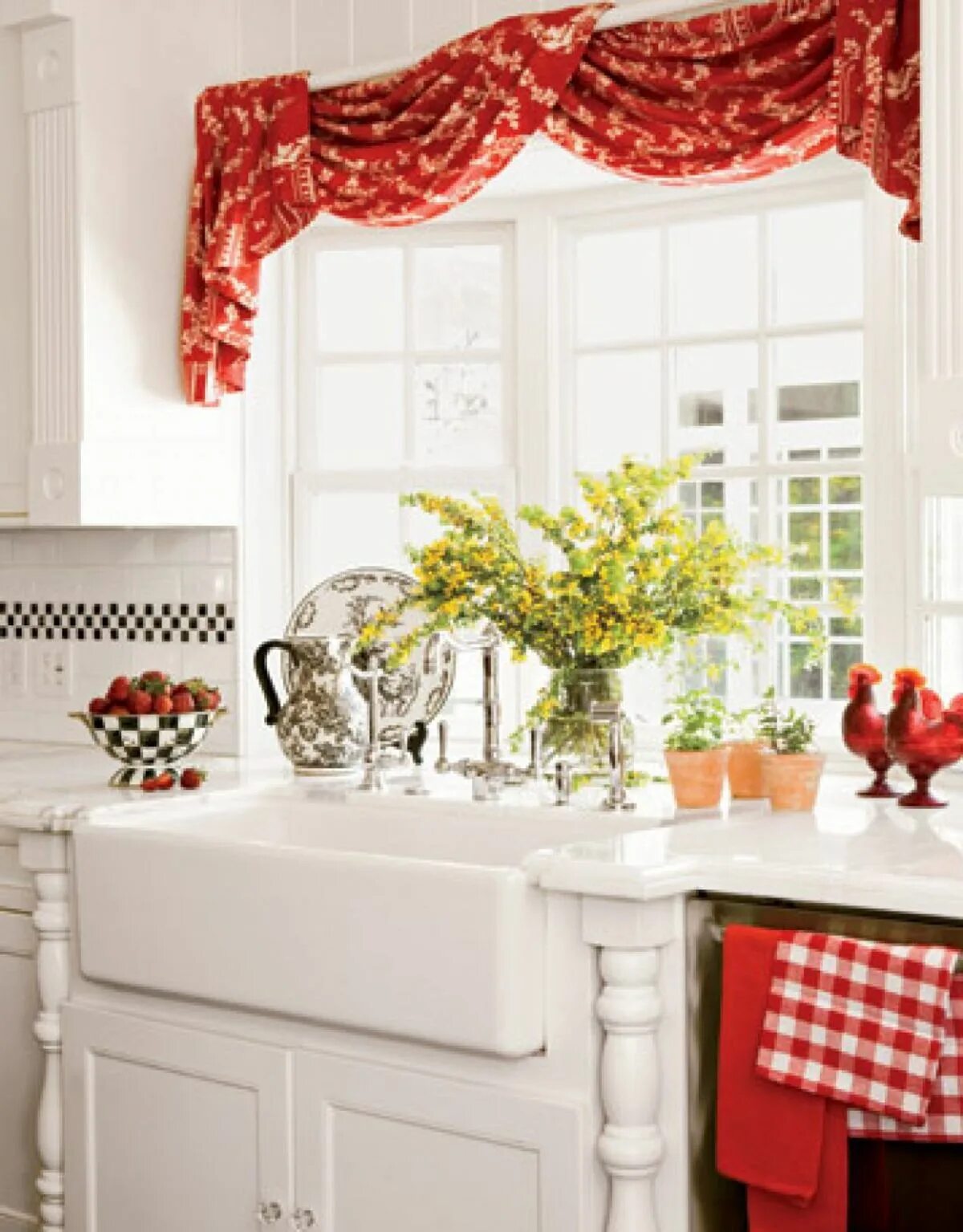Что можно на окно на кухню. Кухонные шторы. Красивые шторы на кухню. Занавеска для кухни. Декор штор для кухни.