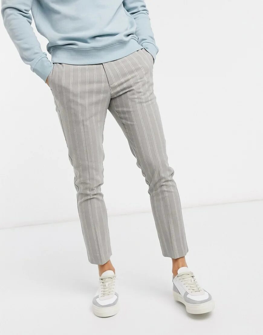 Серые брюки в полоску мужские. Светлые брюки в полоску мужские. Серые брюки мужские. Серые брюки в полоску. Брюки в полоску мужские.