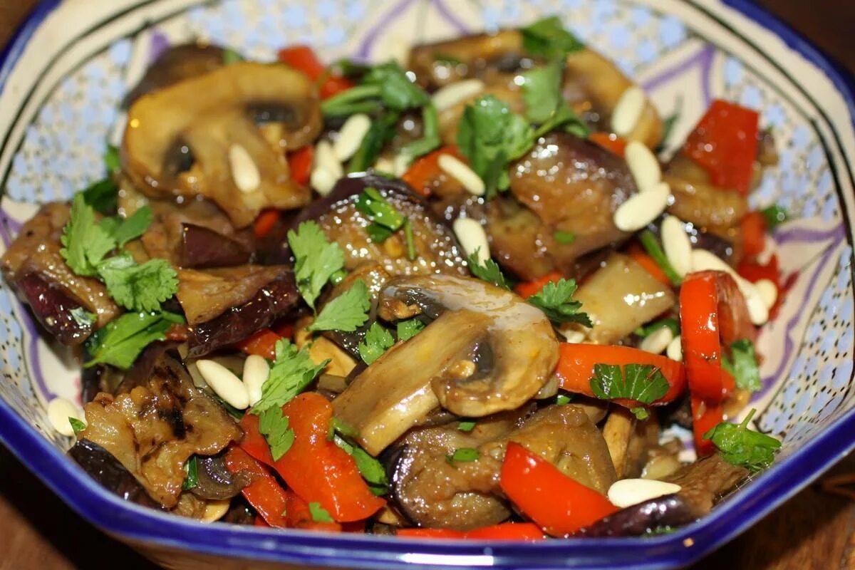 Тушеные шампиньоны с овощами. Жареные овощи и грибы. Приготовить шампиньоны с овощами. Брокколи с грибами. Кабачки с шампиньонами в духовке.