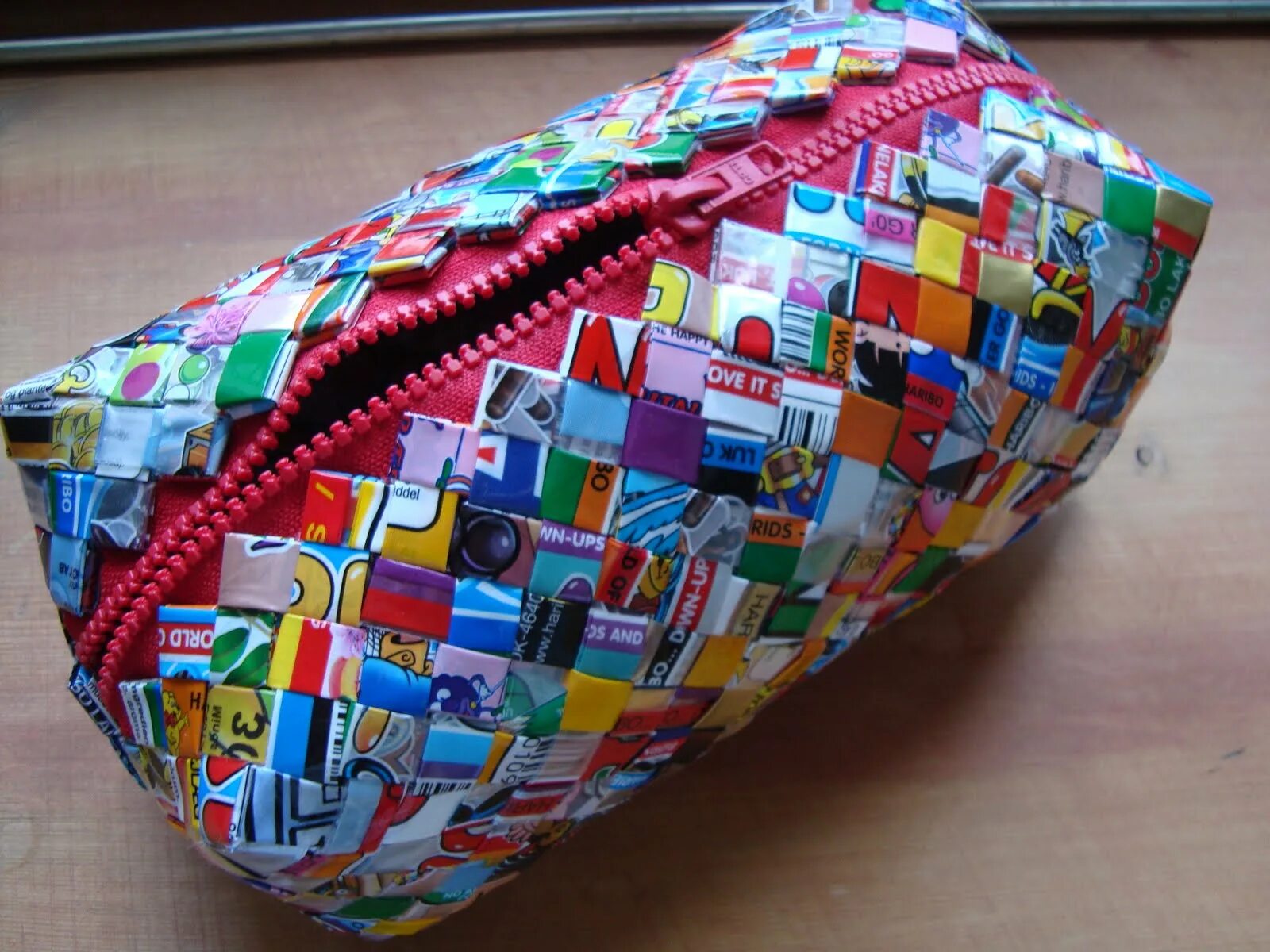 Поделки из фантиков. Корзинка из фантиков от конфет. Поделки из конфет. Что можно сделать из старых конфет. Поделки из конфетных фантиков.