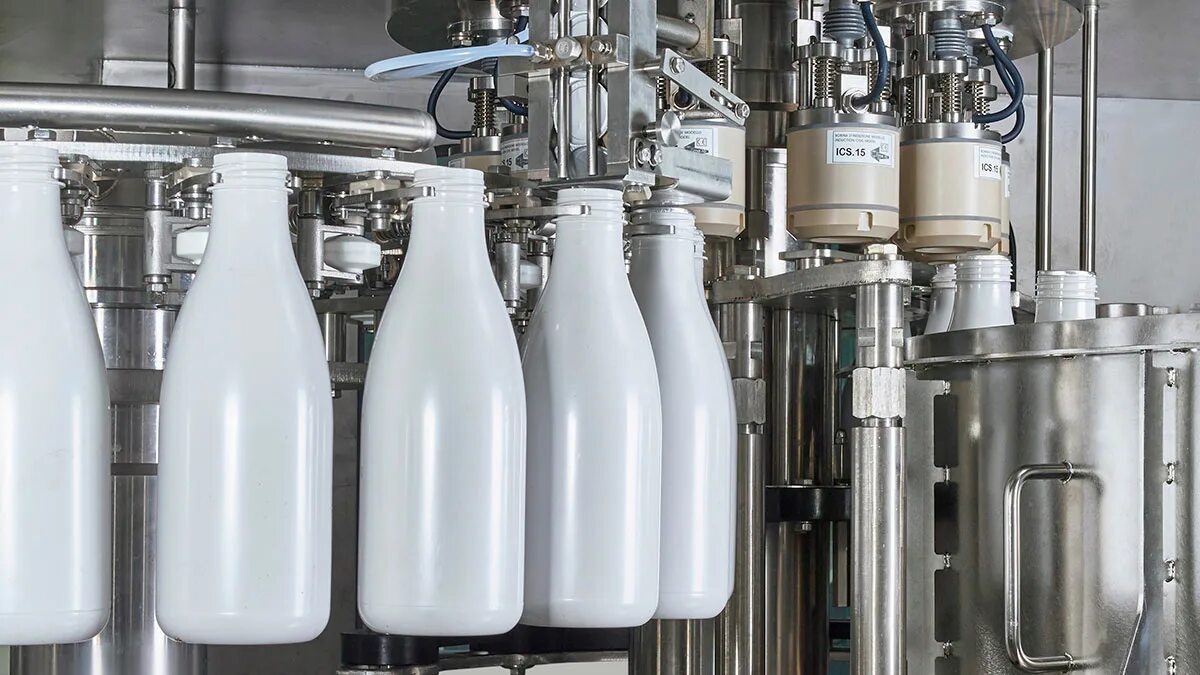 Разлив молока в бутылки. Линия розлива молока в ПЭТ бутылки. Gea оборудование для молочной промышленности. Агрегат розлива молока в ПЭТ-бутылки м-52.8. Розлив молока в бутылку.