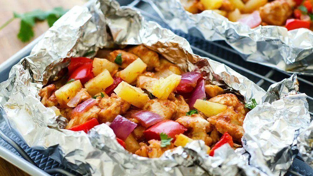 Курица в духовке с овощами в фольге. Мясо с овощами в фольге. курица с овощами в фольге. мясо с овощами в фольге в духовке. говядина в фольге с овощами.