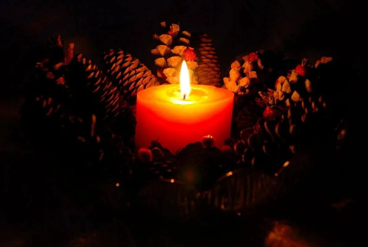 траурные картинки. комната в замке со свечами. свеча от врагов злых языков. догорающая свеча. горящие свечи.