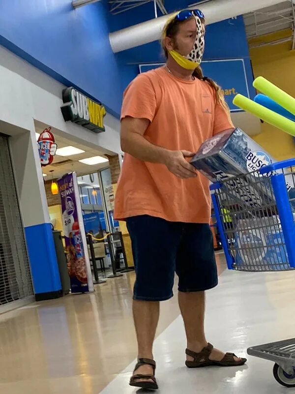 Чудаки одежда. Харви браун волмарт. чудаки из walmart. сша супермаркет walmart. странный покупатель.