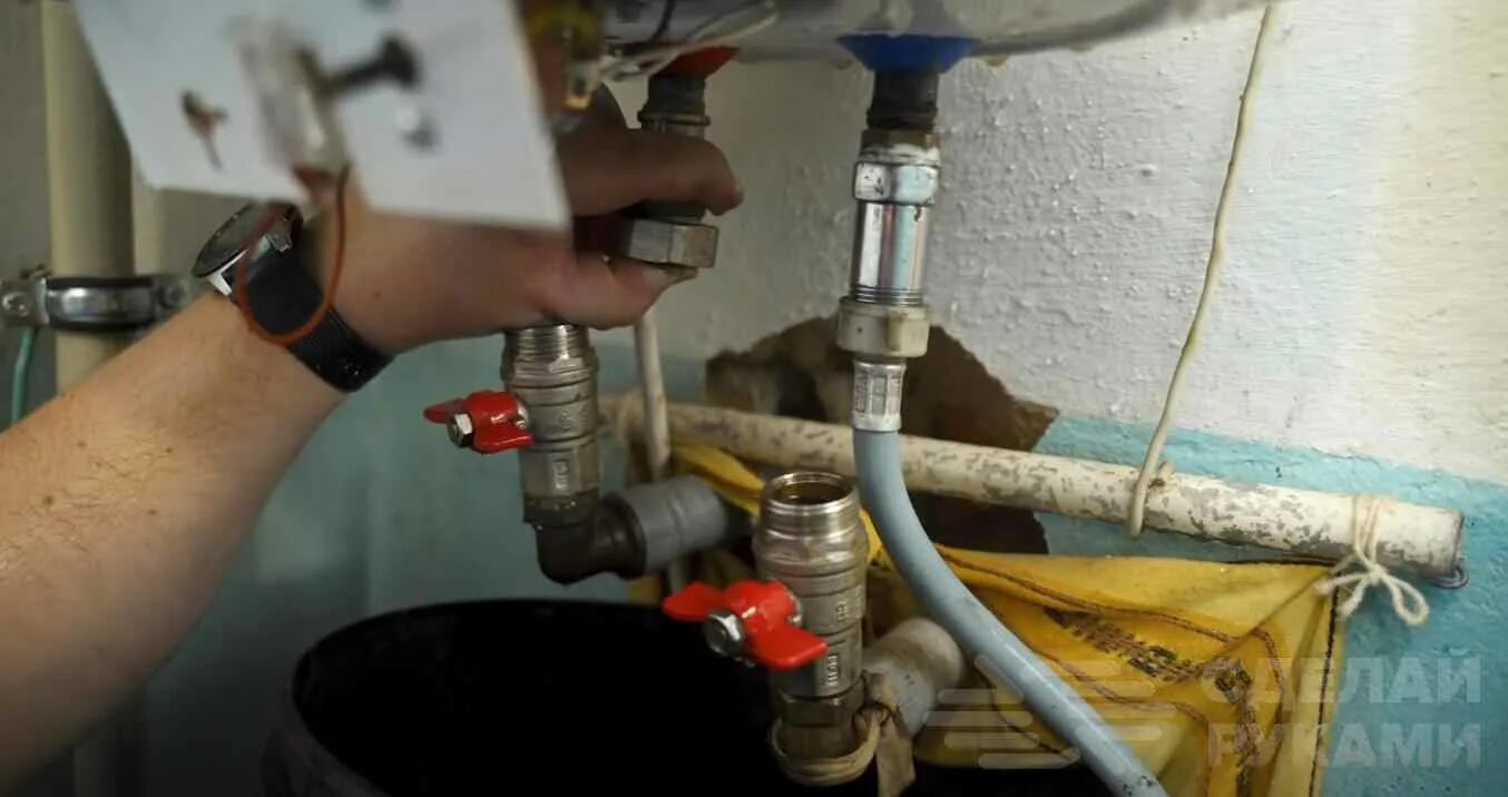 Слить воду с теплого пола. Слить воду с теплого пола на зиму. Заполнение системы отопления теплоносителем в частном доме. Опрессовка труб теплого пола. Утепленный бетонный пол в бане со сливом.