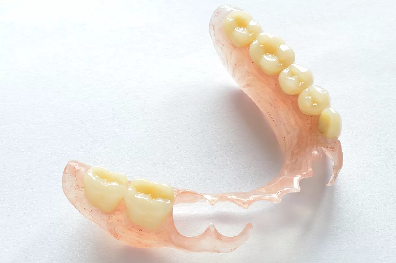 Снимать ли зубные протезы на ночь. Силиконовые зубные протезы. Силиконовые протезы съемные зубные. Пластмассовые зубные протезы.