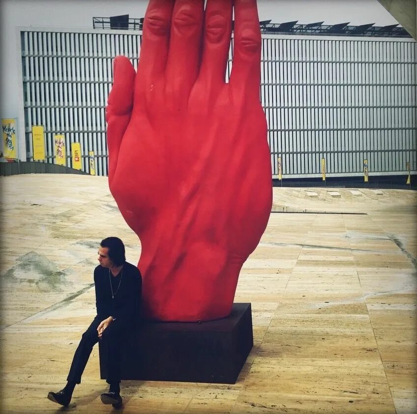 Red right hand scp. Острые козырьки red right hand. Nick cave red hand. Ник кейв в молодости. Red right hand ник кейв.
