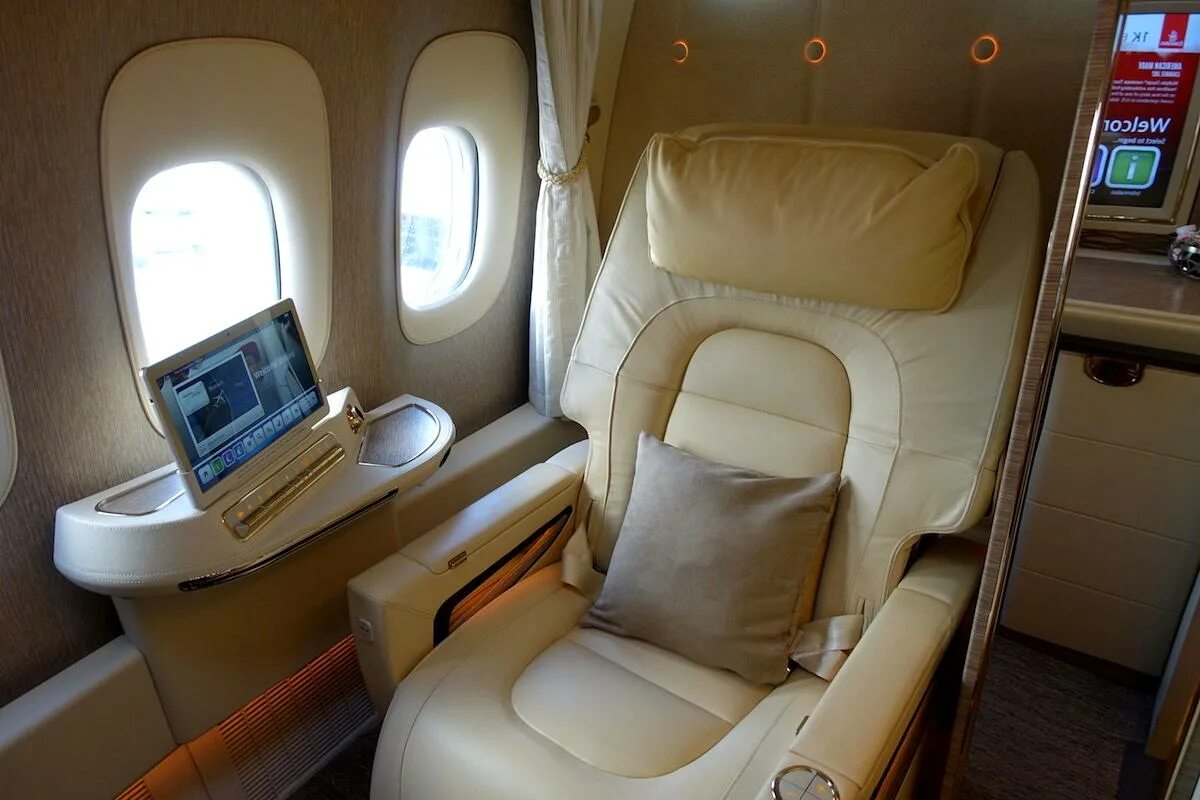 Первый класс эмирейтс а380. Первый класс эмирейтс. Boeing 777 emirates первый класс. A380 emirates салон. Эмирейтс бизнес класс москва дубай.