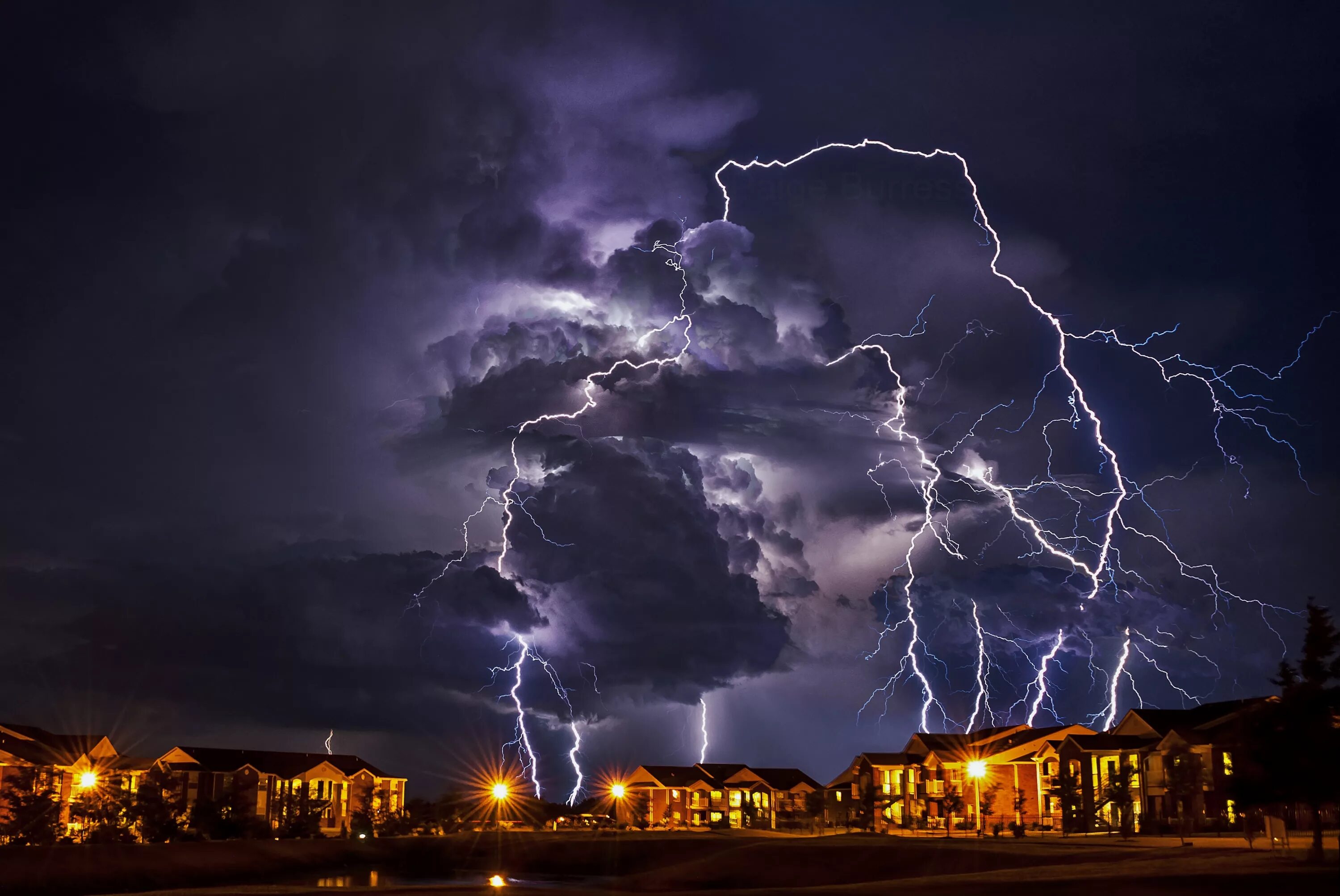 Лето гроза. Рорайма гора молнии. Молния освещает. Молния поперек. Явление молнии кататумбо.