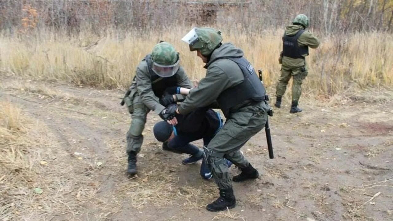 Защита от вооруженного нападения. Специальная операция по задержанию Вооруженных преступников. Задержание преступника в лесу. Спецоперации по задержанию Вооруженных преступников.