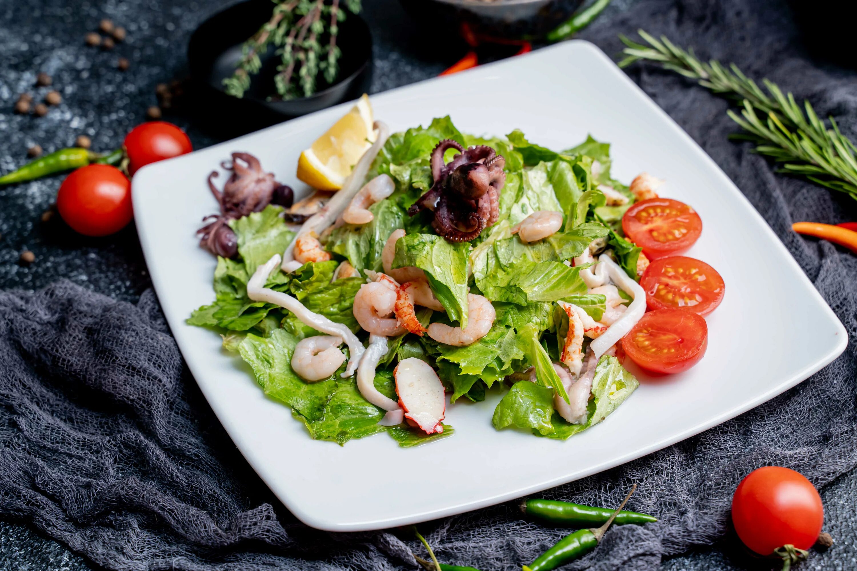 Можно ли кормящим салаты. Салат с морепродуктами. Итальянский салат с морепродуктами. Салат с морепродуктами подача. Горячий салат с морепродуктами.