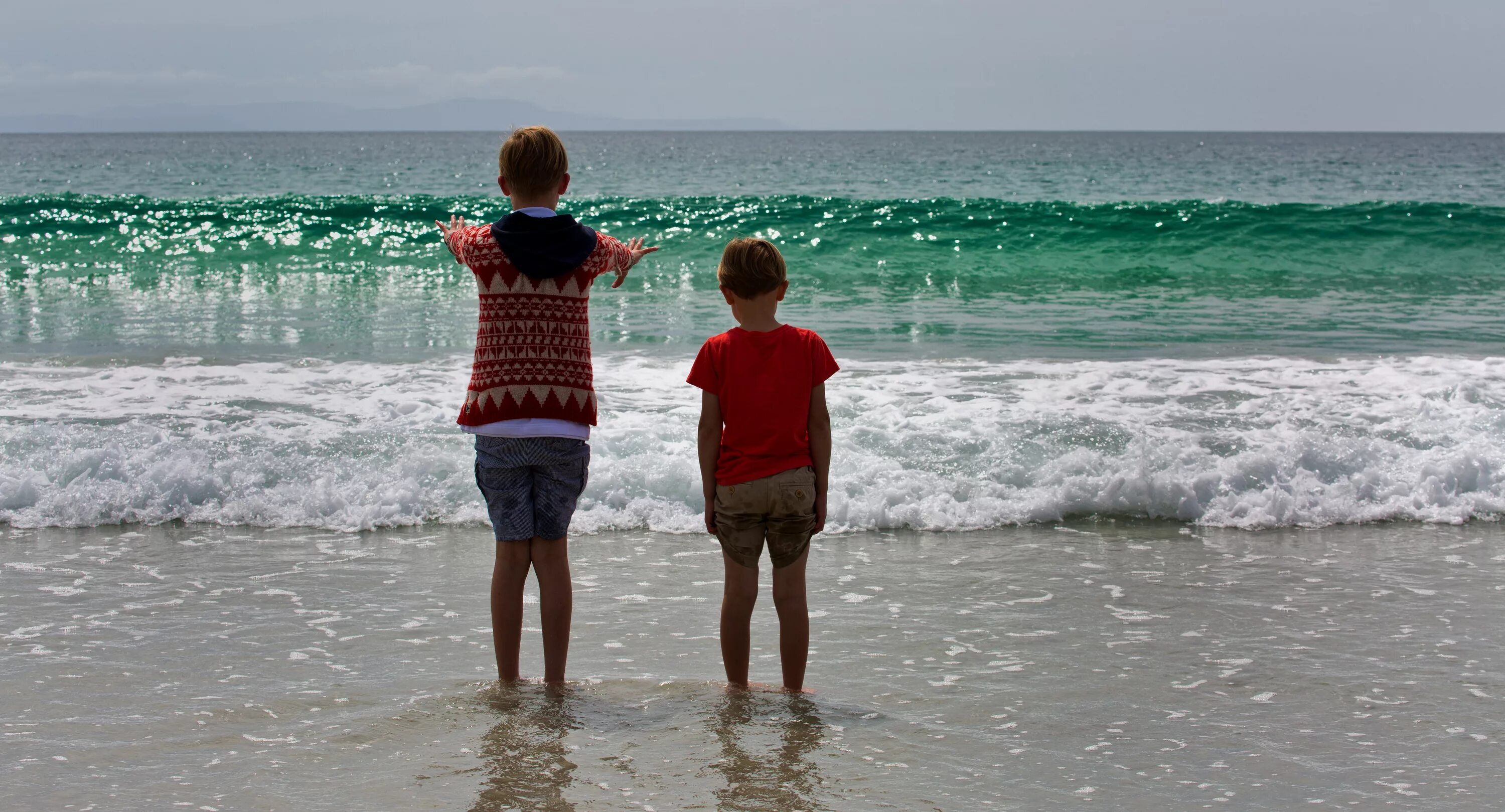 Дети моря 3 часть. Дети на море. Мальчик на море. Два мальчика на берегу моря. Дети на море спиной.
