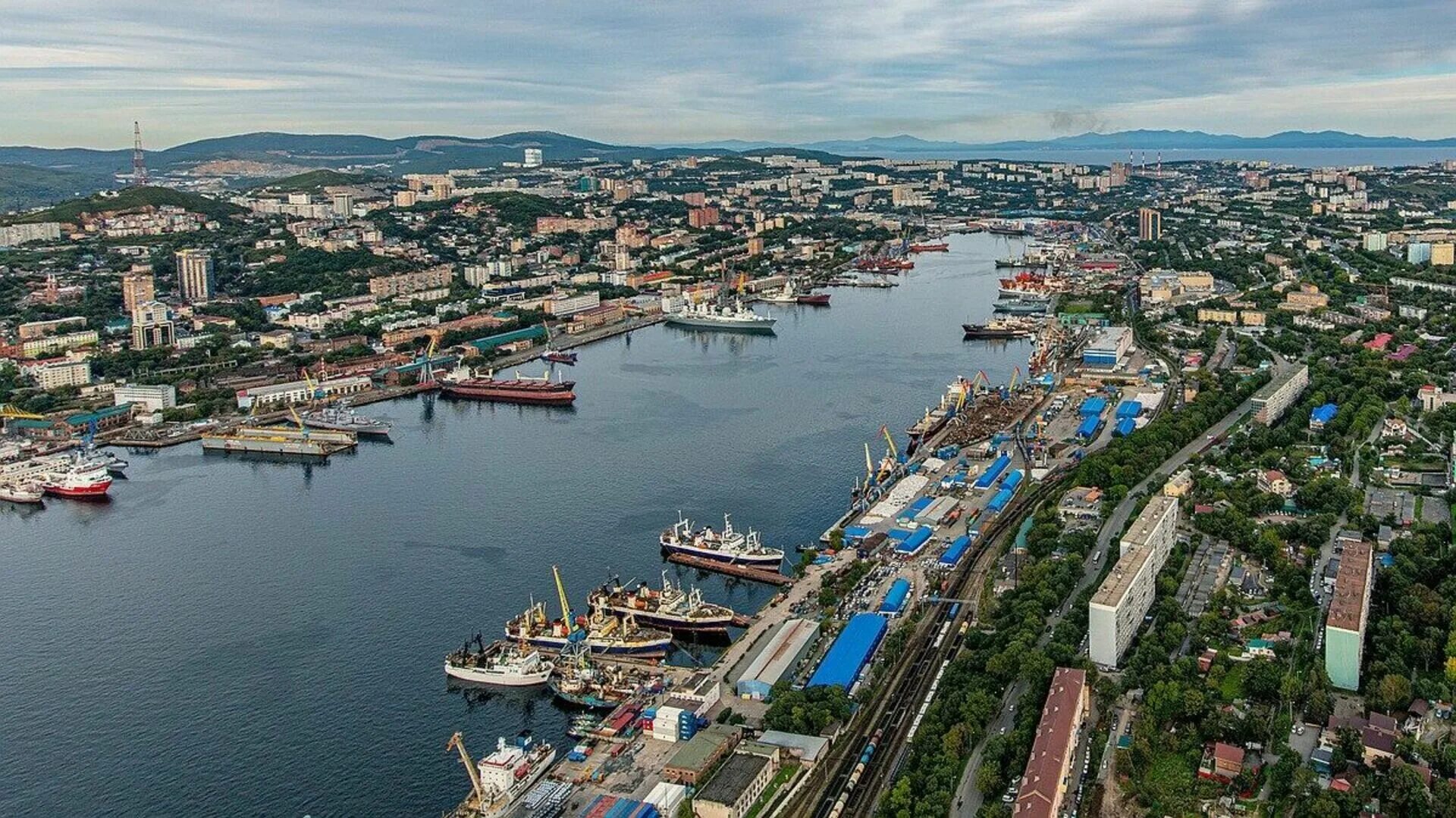 Морской порт Владивосток. ВМТП Владивосток. Японское море порт Владивосток. Порт Владивосток 2024.