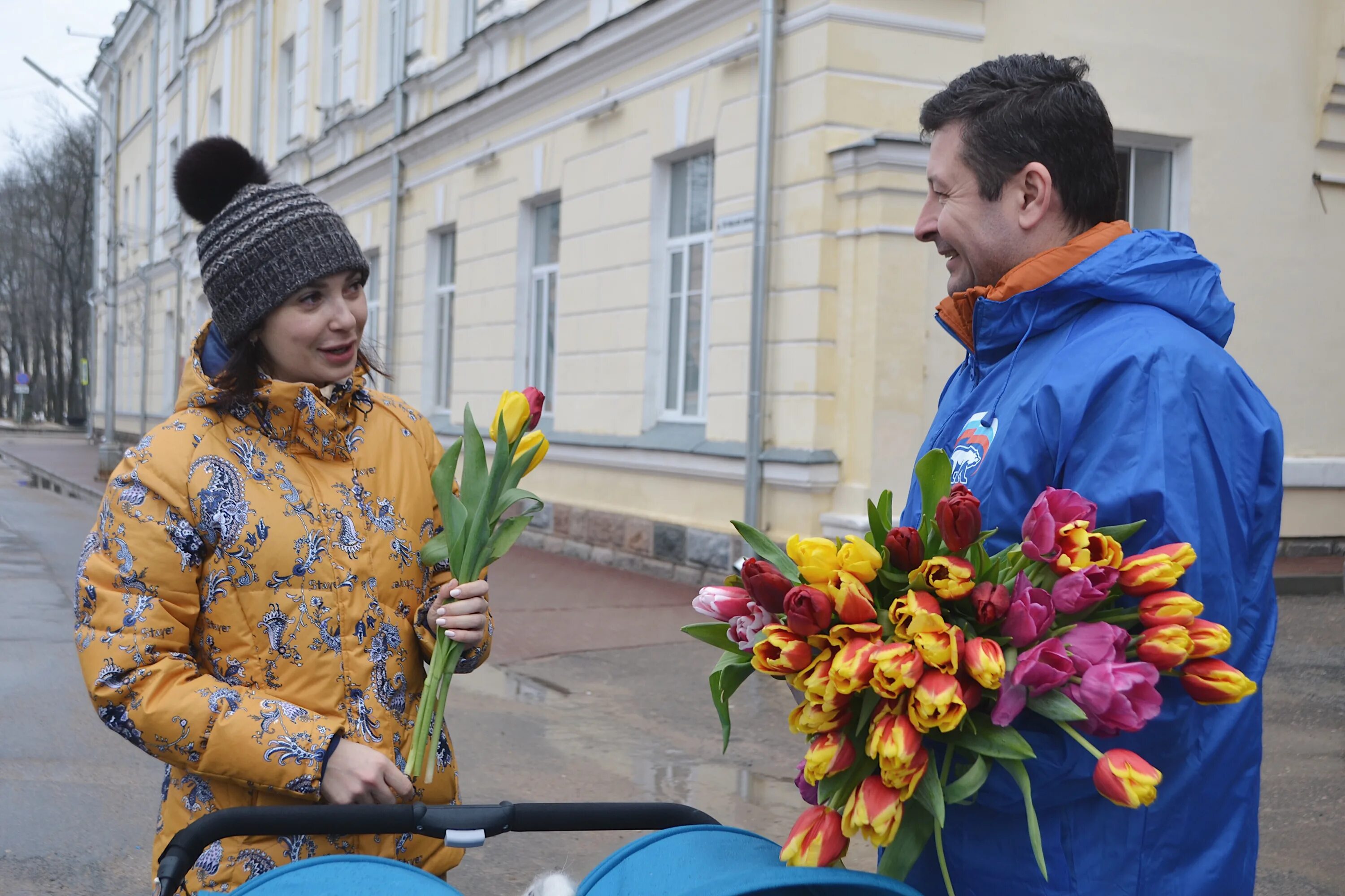 Цвета международного женского дня. Дарит цветы.