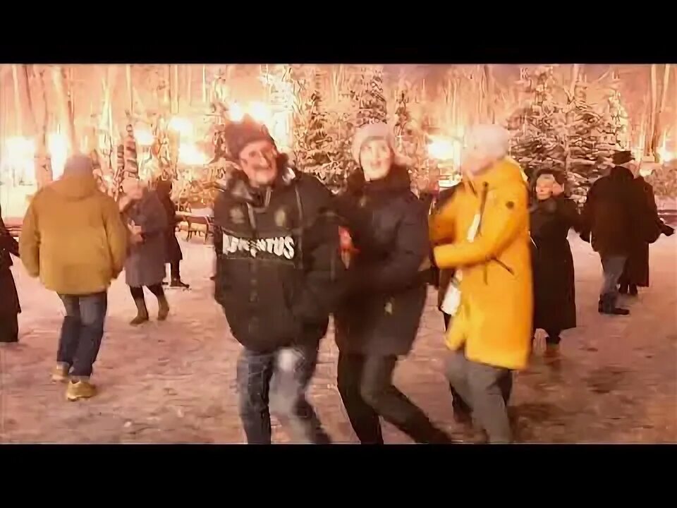 Раздается стук колес поезд мчит. Вагончики качались. Вагончики качались. Качается вагон стучат колеса глухо. Стих в дороге.