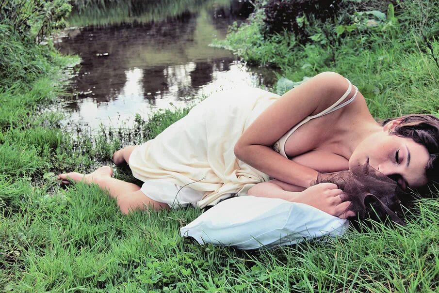 спящие красавицы девушки. спящие красавицы девушки. художник serge marshennikov. кейт бекинсейл в нижнем белье. сергей маршенников (serge marshennikov).