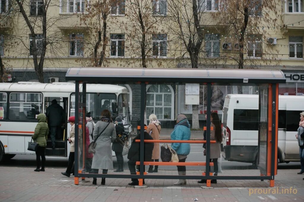 Аня ждет автобус на остановке изобразите. Люди на остановке общественного транспорта Уфа. Автобус с пассажирами на остановке. Автобусная остановка с людьми. Люди ждут автобус.