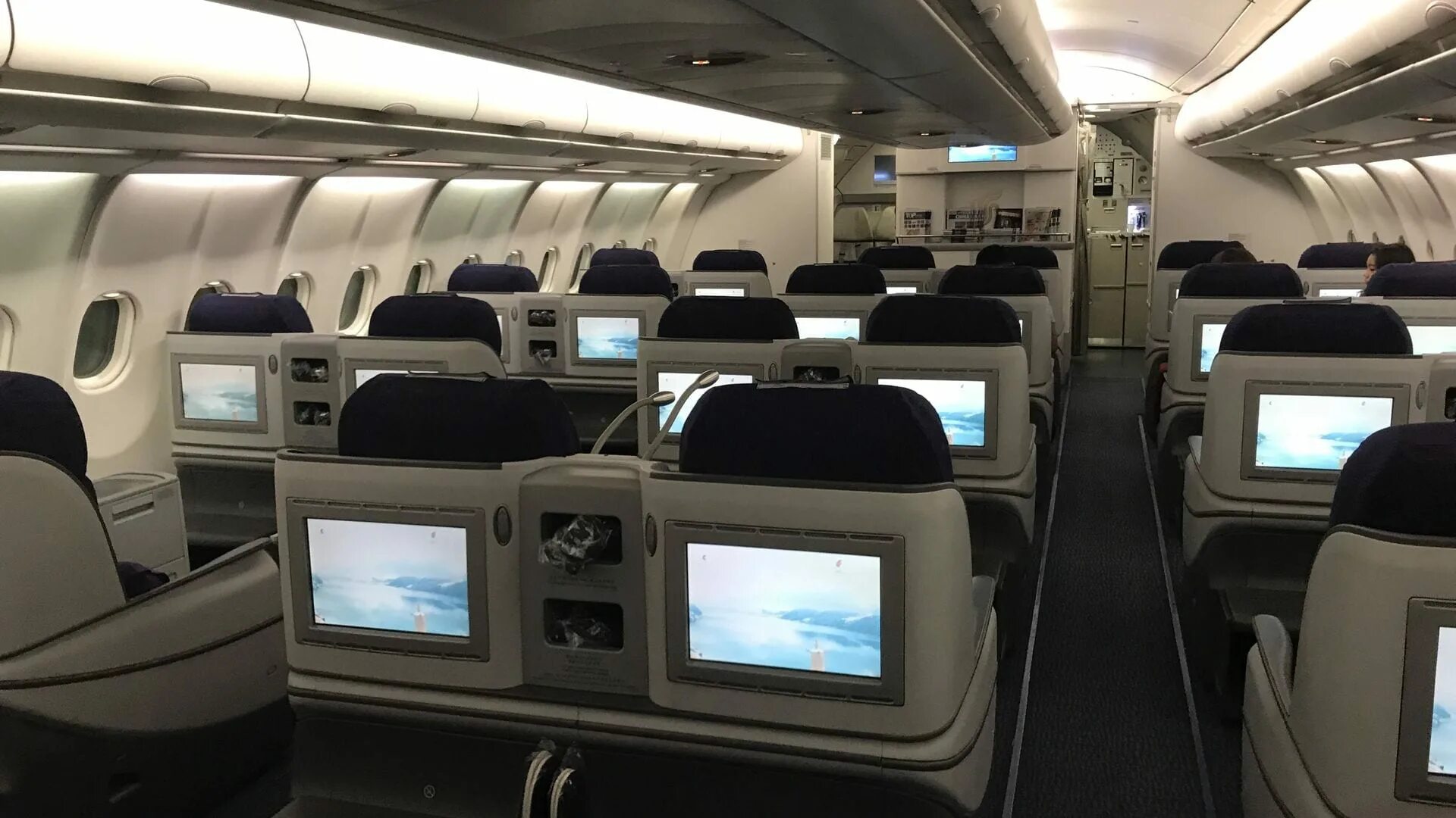 Сингапурские авиалинии салон самолета 737-800. Air china 777 business class. Boeing 777‑300 air china салон. Air china салон. Air china business class.
