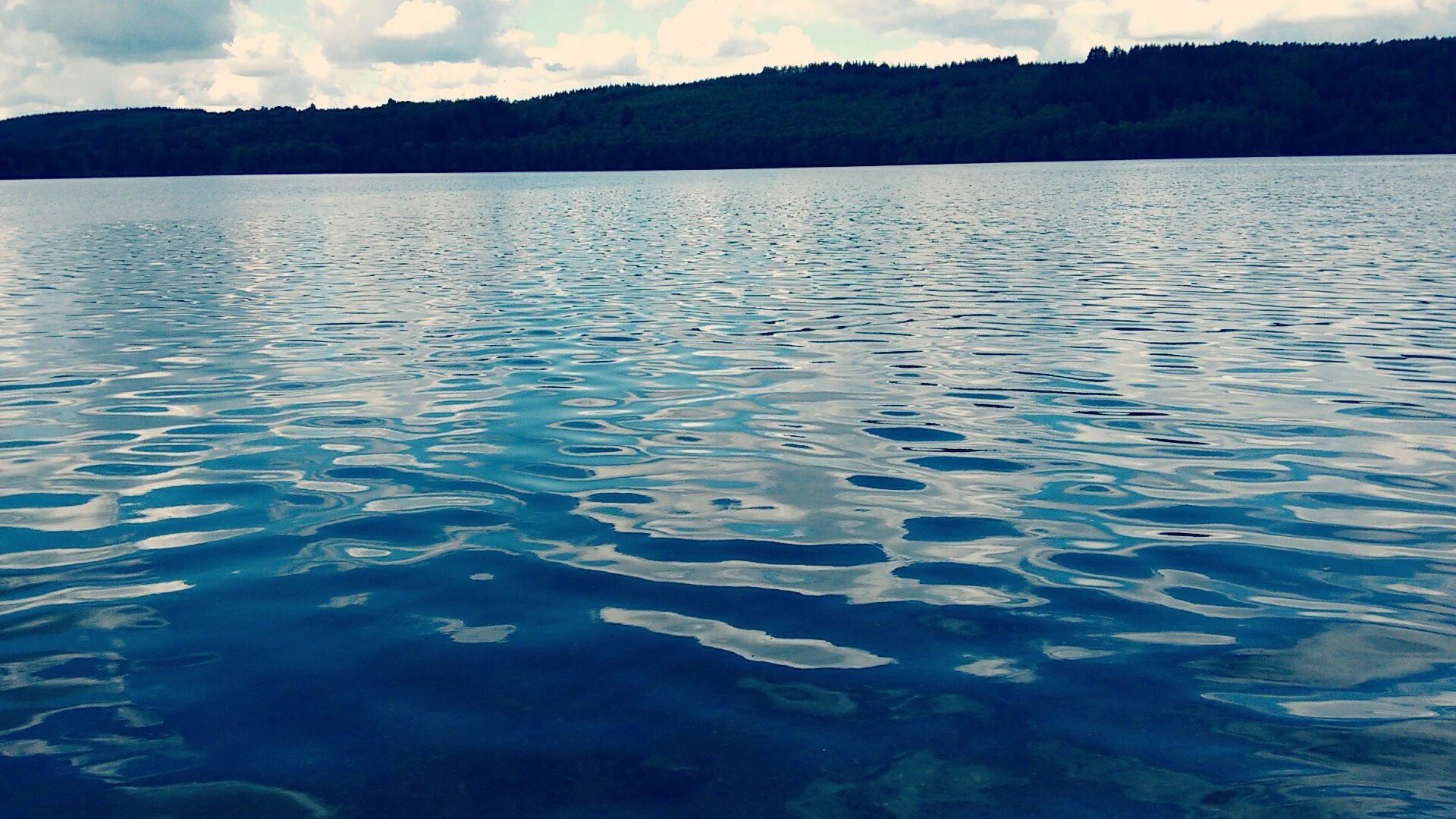 Вода озеро. Водная гладь. Вода река. Красивое чистое озеро.