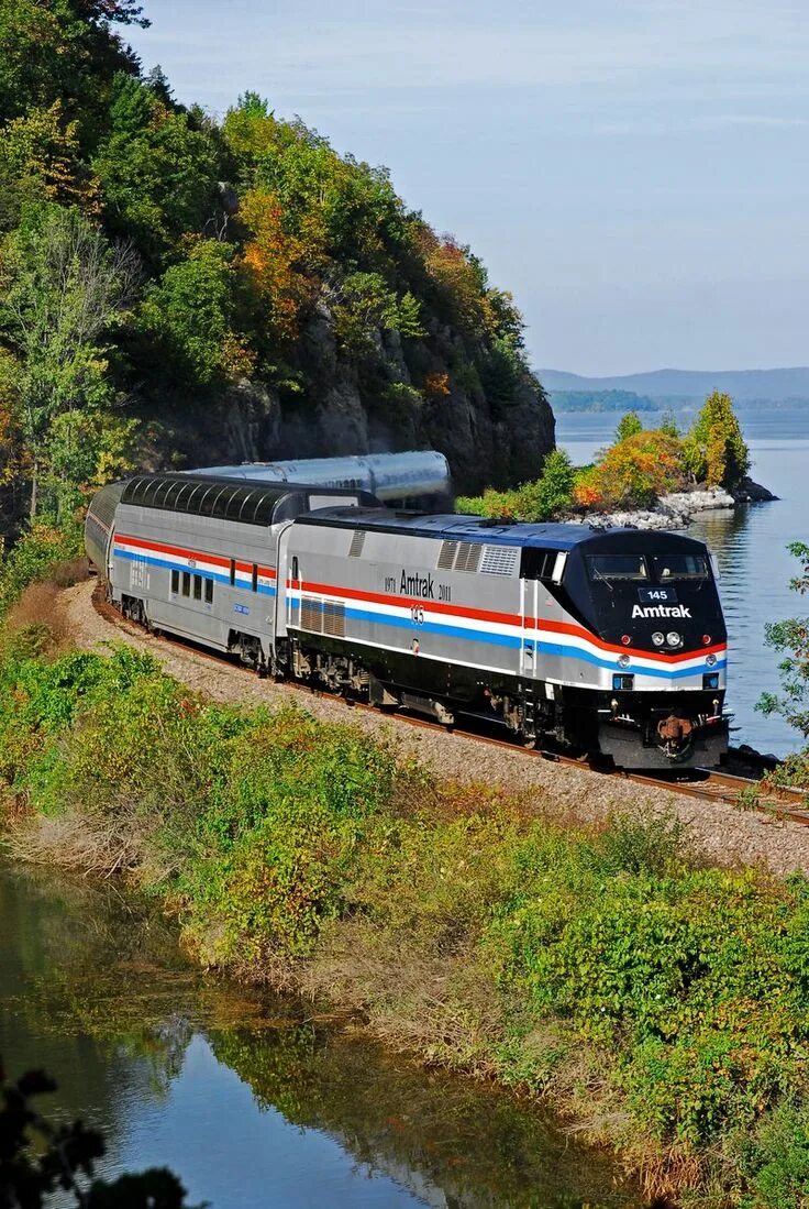 Train banks. Поезд Amtrak Dome car. Amtrak 124. Локомотив Амтрак. Позда.